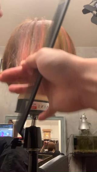 レッスンでしか使わないけど
フランス式のテーパーカット(๑•́ω•̀๑)
ケネス・シゥっていうオーストラリアの
中国系の美容師さんがかなりテクニカルな精度の高い
カットをするんだ☆
それを見よう見まねでレッスンしてるよ☆
えっへん( ⌯᷄ω⌯᷅ )♪どんなもんだい☆ 