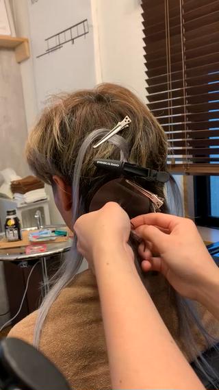 エクステをなるべくキツくゴムで結びます
三つ編みであっても濡らしてトリートメントをするとちょっとの力加減でするん♪と取れてしまいがちです( ⌯᷄ω⌯᷅ )
ゴムを太くして、作用反作用を高めて巻き付けて、固結びをしています。100%ヒューマンヘアでカラーバリエーションが豊富です。できればお手入れはソフトなピンのブラシを使用して力を逃がすように丁寧に扱って頂けると幸いです 