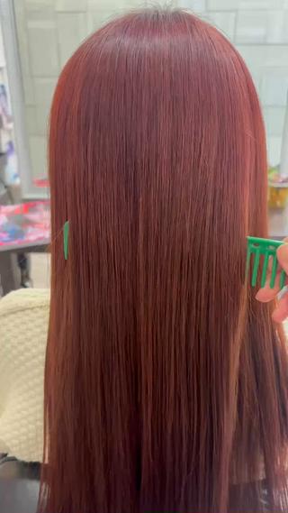 ブリーチ履歴ありで全体的に大きくうねるようなクセがありましたが、傷ませることなくクセをしっかり伸ばし、手触りとツヤがアップしました 