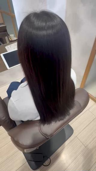 「柔らかく仕上げる縮毛矯正で、ナチュラルな仕上がりに」

湿気で広がる・うねる髪を、自然にまとまるストレートへ
アイロンを毎日通さなくてもOKな“柔らか質感”を大切にしています。

ダメージを最小限に抑える弱酸性の薬剤を使用
トリートメントを同時にすることで、ツヤと手触りが長持ちします

こんな方におすすめ
・梅雨時期に広がりやすい
・ぺたんこになりたくない
・ナチュラルに仕上げたい

#縮毛矯正 #弱酸性ストレート #ナチュラルストレート #艶髪 #まとまり髪  