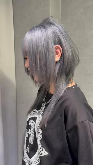 ブルーシルバー
ハッシュカットとの相性◎
ブリーチデザイン、ウルフ、レイヤーカット大得意です
