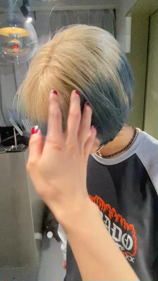 Whitebeige×blue
黒染め履歴と毛先2回ブリーチ履歴の複雑履歴のお客様!
ファーストブリーチで弱めの薬剤で履歴をあぶり出し、2回目でピンポイント塗布。
処理剤にもこだわって切れ毛のリスクを抑えています!
どんな履歴でも1度ご相談ください!
必ず可愛くします