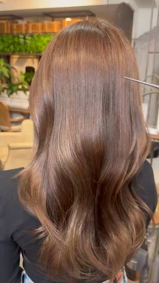 ハイライト履歴に前回縮毛矯正を毛先までかけさせていただいた方です！

今回はハイライトの履歴を活かして赤みがでにくいグレージュ系のカラーを入れました。
縮毛矯正をかけていますが柔らかさもしっかりと残っていますので巻いても

巻くと立体感がでて光の当たり方も変わるのでカラーの雰囲気もさらに良く見えます 