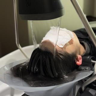 フェイスラインからお湯をかけ流しながら、溜めたお湯に頭全体を浸す事でお湯の流れで首筋まで温められ全身がポカポカに。9種類のエッセンシャルオイルからお客様の状態に合わせブレンドを行い最適な施術を行います。 