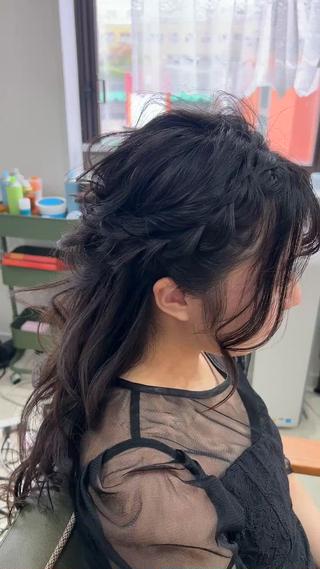 暗い髪にシースルー感を持たせ、軽い印象のヘアスタイルを作りました^_^ 