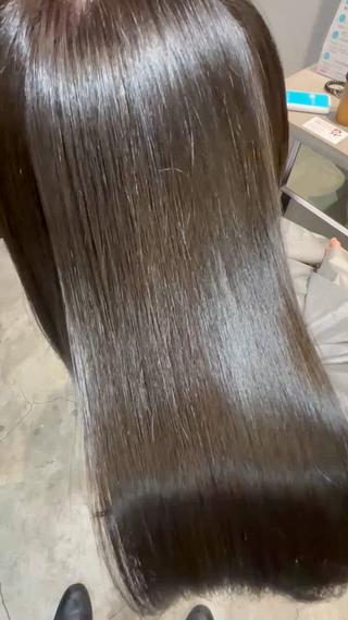 光がすべるような艶と、柔らかく自然なまとまり。
酸性ストレートで髪内部を整え、乾かすだけで上質な仕上がりに♪ 
動くたび艶めく髪が、印象まで変える―そんな“本物の艶髪”をぜひ体感ください！ 