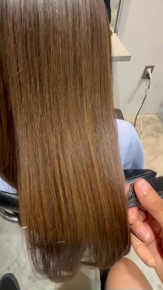 まるで鏡みたいなツヤ…
施術後のドライヤーだけででこの仕上がり

酸性ストレート×髪質改善TRで、うねりもパサつきも1日で解決！

“乾かすだけでまとまる髪"

艶と手触りの違いをぜひ体験してみてください
 