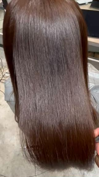 年齢とともに出てくるうねり・パサつきも自然にまとまる♪ 
髪に優しい酸性ストレートで、手触りしなやかに！
乾かすだけで上品なツヤを再現し、“若見え美髪”へ導く大人女性のための艶ケアです。 