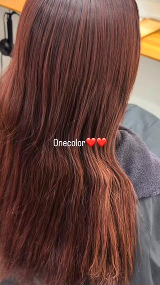 ワンカラー
髪全体を1色で染めて、ツヤ感たっぷりの可愛いカラーに

ナチュラルに垢抜けたい方
色ムラを整えたい方
透明感カラーがしたい方
におすすめです

トレンドのくすみカラーや柔らかベージュ、
暗めでも重く見えない透明感カラーもお任せください

お客様の雰囲気や肌なじみに合わせて、
“似合う可愛い”ご提案します
 