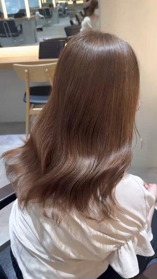 髪がツヤッツヤになるカラー剤でカラーさせて頂きます

トーンダウン・トーンアップどちらも可能です
(ブリーチは致しかねます。ご了承下さい。)

最高級トリートメント付き 