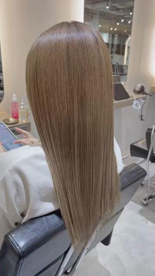 髪がツヤッツヤになるカラー剤でカラーさせて頂きます

トーンダウン・トーンアップどちらも可能です
(ブリーチは致しかねます。ご了承下さい。)

最高級トリートメント付き 