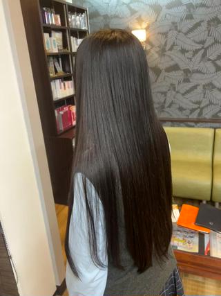 ダメージ部分5cmカット
傷んでいる所をカットするだけでツヤツヤに
前髪と姫カット部分はセルフカットだったので、量感調整と長さを揃えました 