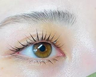 目頭から目尻まで、計算し尽くされたデザインで、どの角度から見ても美しく仕上げます 