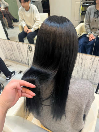 縮毛した髪の上にカラーをいれてこの艶です
カラーの後に縮毛だと色落ちが早いので、逆の順番をお勧めしています！
 