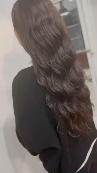 スーパーロングにねじるだけで簡単にスタイリングできる酸性域のコテ巻き風パーマです。
スタイリングのレクチャーもしっかりさせていただきます。 