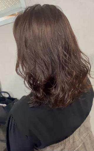 しっかりめにかけておりますので、スタイリングが面倒な時や、お時間のない時は根本を乾かしてムースで仕上げるとこの様な感じになります♪
勿論ねじって乾かしてコテ巻き感を強くすることも出来ます 