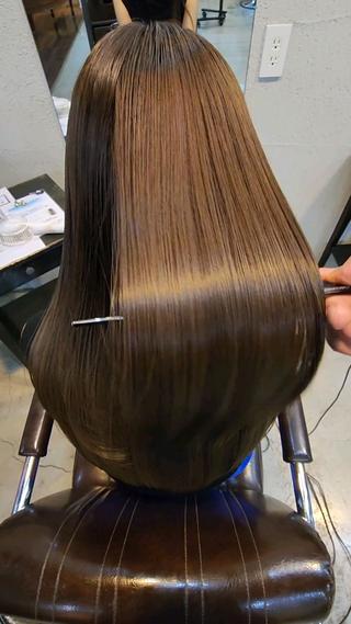 お客様の髪質、ダメージに応じてトリートメントをオーダーメイド。柔らかく、しなやかな仕上がりの縮毛矯正。誰もが羨む艶髪に☆ 