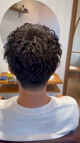 スパイキーショートパーマ
頭の形を綺麗に見せる【骨格矯正カット】と連動させた 【オリジナルのワインディング構成】で再現性の高いパーマに!
気になったスタイルはいいね保存してカウンセリングの際にお使い下さい