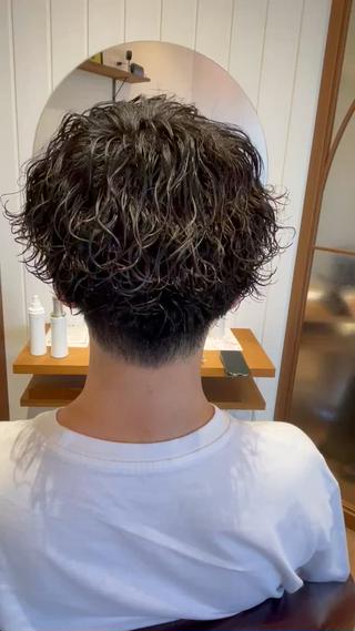 波巻きツイストスパイラル
頭の形を綺麗に見せる【骨格矯正カット】と連動させた 【オリジナルのワインディング構成】で再現性の高いパーマに!
気になったスタイルはいいね保存してカウンセリングの際にお使い下さい