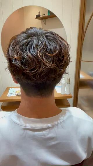 マッシュ×シャドウパーマ
頭の形を綺麗に見せる【骨格矯正カット】と連動させた 【オリジナルのワインディング構成】で再現性の高いパーマに!
気になったスタイルはいいね保存してカウンセリングの際にお使い下さい