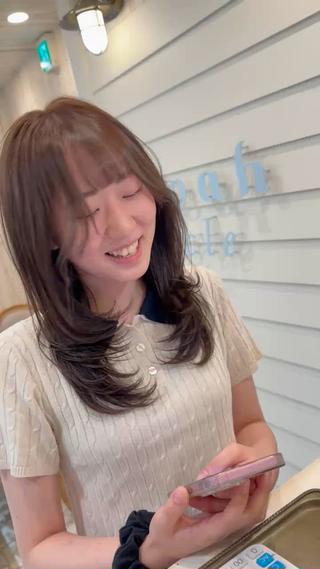 流行りのレイヤースタイルに夏らしい透明感カラーをプラス 