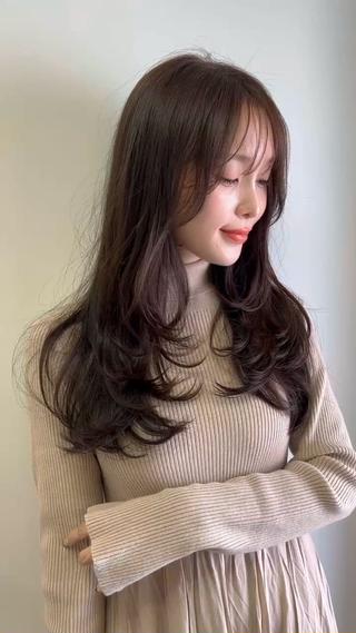 ザクザクレイヤーカット×こっくりブラウンカラー
レイヤーはワンカールでキマるのでスタイリングとっても簡単です！ 