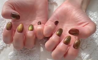 角度や光によって何色にも見える特殊なマグネットネイル
こればdragons eyeのピンク×ゴールドです
下にボルドーを引いているので、奥に赤がキラキラみえるのもかわいい 