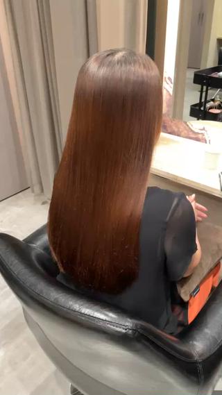 クセやうねり、広がりをおさえ、艶のあるサラサラストレートヘアに

硬い印象にならないナチュラルなストレートです
髪質に合わせて、できるだけ優しくかけさせていただきます 