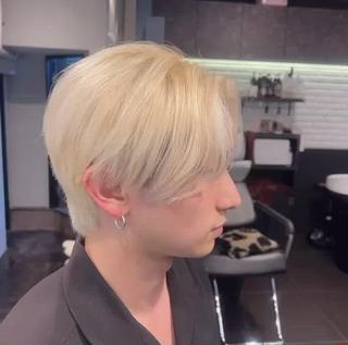 ホワイトブロンド️
流行りのセンターパート 