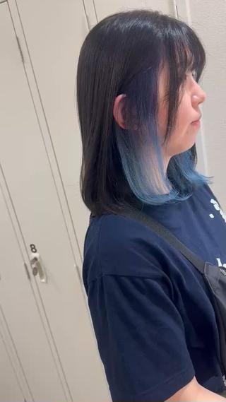 ネイビーブルーから水色のグラデーション☆

何回もやっているお客様です！
水色は髪の毛がある程度抜けていないと出せませんので
ご相談お待ちしてます☆ 