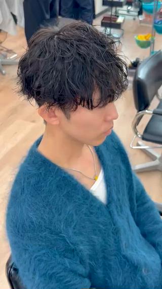 【波巻きスパイラルパーマ】

無造作な動きと立体感で、セットが一気に楽になる人気スタイル
特に前髪が割れやすい方におすすめ！波巻きで根元から自然な流れを作るので、パカっとしにくく扱いやすくなります◎

 朝のセットを簡単にしたい
 直毛で動きが出にくい
 前髪の割れが気になる
 雰囲気を変えたい

こんな方にぴったり
スタイリングは濡らしてワックスつけるだけでOK！
パーマ初めての方でも挑戦しやすい柔らかい質感です

ぜひ一度お任せください

#メンズパーマ#波巻きパーマ#メンズ#人気パーマ 