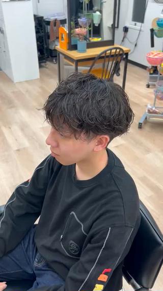 【シャドウパーマ】

強すぎないカール感で、自然な立体感と動きをプラスするシャドウパーマ
影が出るようなニュアンスで、ラフなのに大人っぽくキマるメンズスタイルです
パーマ感は欲しいけど、やりすぎは苦手…という方にも◎

カールの出し方次第で
ナチュラルにも、少し色気のある雰囲気にも調整可能

 直毛で動きが出にくい
 パーマ初心者
 セットを簡単にしたい
 自然に雰囲気を変えたい

こんな方におすすめ
スタイリングは柔らかめのワックスやバームを軽く揉み込むだけ
作り込みすぎず、抜け感のある質感に仕上がります
ぜひ一度お任せください！
 