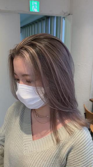 セミロング カラー ブリーチ特化／ハイト ーン／ホワイトカラーのヘアスタイル