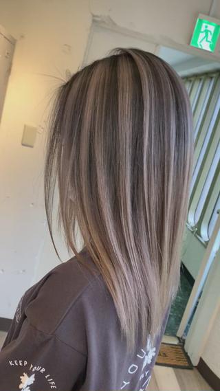 ミディアム カラー ブリーチ特化／ハイト ーン／ホワイトカラーのヘアスタイル