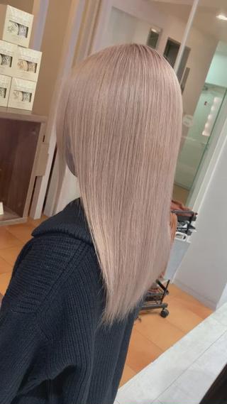 セミロング カラー ブリーチ特化／ハイト ーン／ホワイトカラーのヘアスタイル