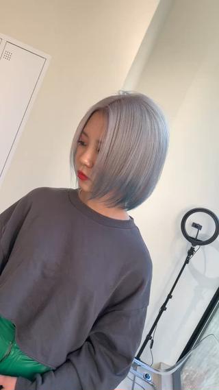 ミディアム カラー ブリーチ特化／ハイト ーン／ホワイトカラーのヘアスタイル