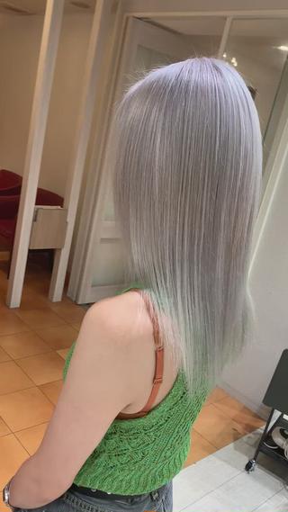 セミロング カラー ブリーチ特化／ハイト ーン／ホワイトカラーのヘアスタイル