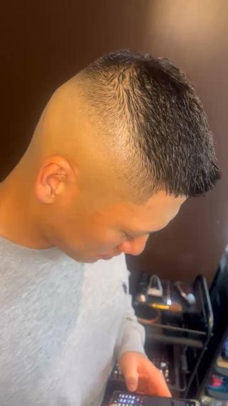 頭の形に合ったベストなバランスのハイスキンフェードです！
バーバーでしかできない完璧な刈り上げ、任せてください。 