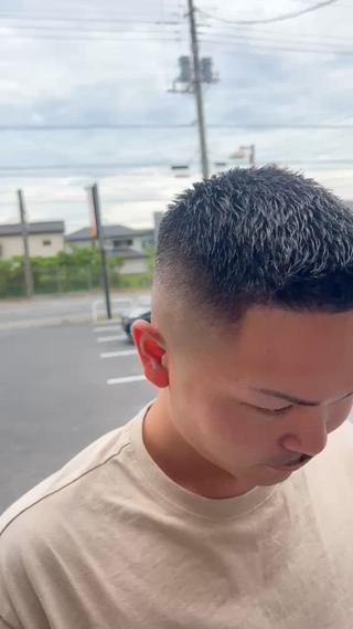 ハイスキンフェードで男らしさと爽やかさを演出しました。
バーバーでしかできない色も形も綺麗な刈り上げです。
様々なスタイルに対応します。メンズショートカットお任せ下さい。 