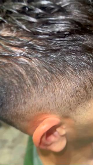 ハイフェードに比べて落ち着いた印象にできるのがローフェードです！
大人っぽく、激しすぎずに主張する刈り上げがとてもカッコいいですね。
様々な高さに対応できるので是非お任せください！ 