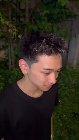 テーパーフェードです！
横にはスキンを入れずもみあげの形を整えて顔立ちがはっきりするようにしています。
後ろは伸びると気になりやすいのですごく低めにスキンフェードをしています。
横はしっかり整えてトップは遊ばせるカジュアルな髪型。
どんな服装にもマッチします！！ 