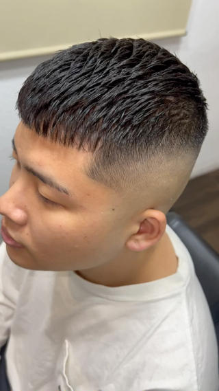 前が低め、後ろが高めで設定したスキンフェードのクロップスタイルです。
後ろを高くすると、よりさっぱりした印象を与えることが出来ます。
前を低くし、生え際の刈り上げを整えることでくっきりした顔立ちを演出します。 