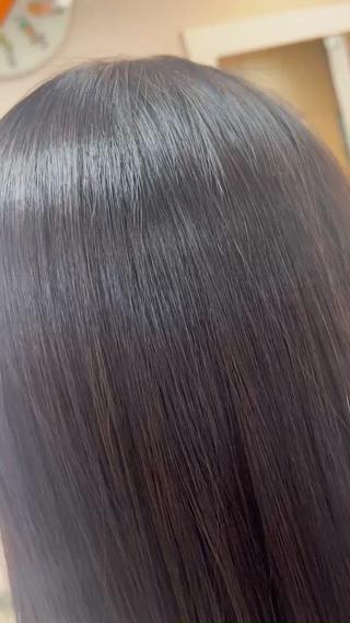 スーパーロングのお客様で伸ばしてる途中ですが艶ツヤ。
癖がかなり強く毛先までのダメージを計算して薬剤選定を行い均等にダメージ軽減しながらの艶感にです!