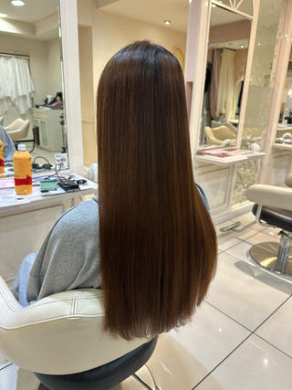 縮毛矯正のリタッチ(半年分)と
毛先を整える程度にカットしました 