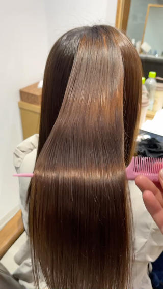 弱酸性のトリートメントで広がりやパヤつきを抑えて、
艶のある美しい髪に仕上げました 