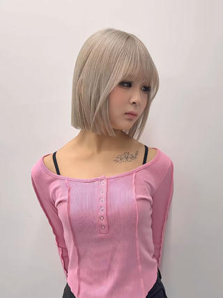 今回紹介するのはホワイトベージュカラーです！⠀
ブリーチ2回以上のカラーとなります！⠀
⠀
【ケアブリーチとこだわり】⠀
最新ケア剤で業界最高峰のを用いたブリーチをしております。⠀
それに加えて、切れ毛やダメージを限りなく抑える薬剤知識とテクニックで丁寧に施術させて頂きます。⠀
お客様の理想の髪色になる最高のブリーチをしております。⠀
⠀
ダメージを最小限に抑え色落ちまで綺麗なハイトーン・デザインカラー・ブリーチカラーにしたい方1度お任せ下さい！⠀
⠀
Instagram→@jewil_ryutoたくさん可愛いスタイル載せてるので是非ご覧ください！⠀
⠀
 