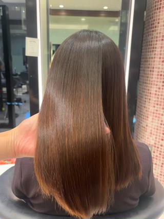 艶々のストレートヘアに仕上げさせていただいてます♪
木曜日、土曜日18時からご予約お待ちしております！ 