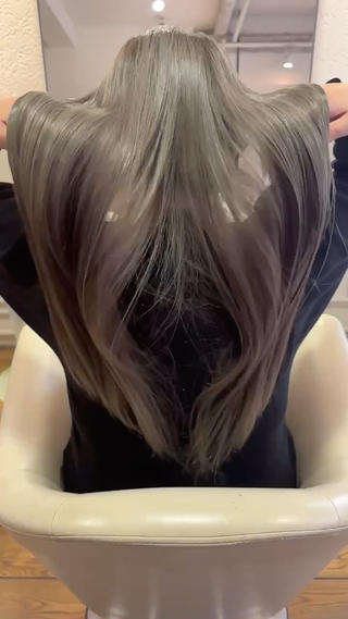 根本の白髪が気になるブリーチ毛のお客様にブリーチリタッチ無しで綺麗に整えて欲しいとのお声だったので、
根本は白髪染めと毛先は2段階に分けてファッションカラーを使い綺麗にグレーアッシュに仕上げました!