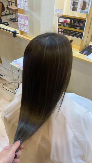 透明感ハイライトカラー

コントラストハイライトカラーなので、あまり派手にしたくない方にオススメです
根元が伸びてきても境目が目立たないようにしております 