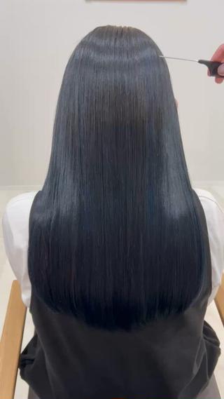 ブルーブラックにハイライトで色味にコントラストを付け、髪質改善で艶出しをしています♪ 